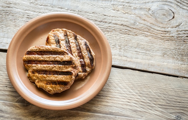 Rundvlees steaks op het houten oppervlak