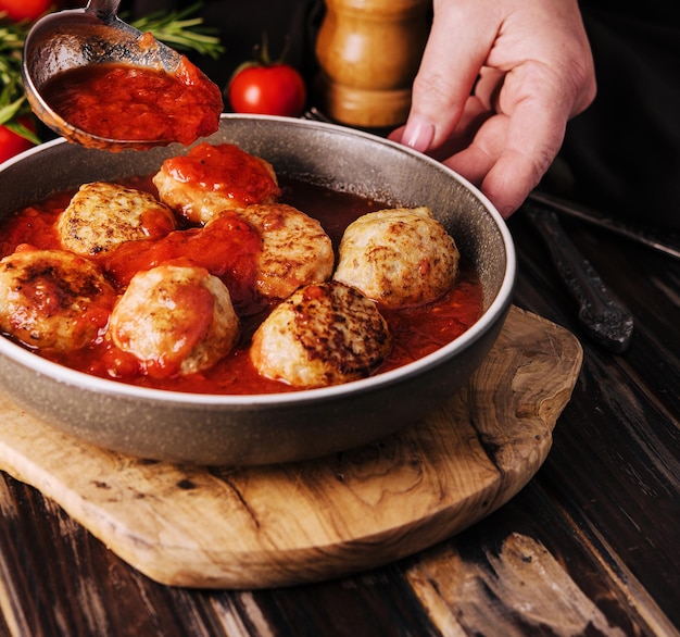 Foto rundvleesballetjes met tomatensaus