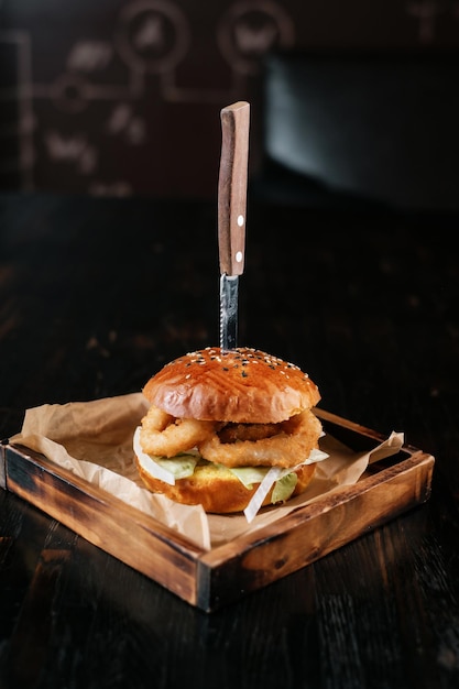 Rundvleesburger met mes en peper op houten tafel