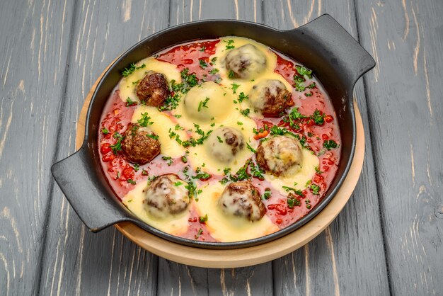 Rundvleesgehaktballetjes met tomatensaus Parmezaanse kaas in pan