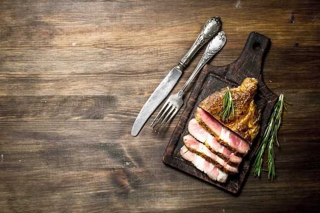 Rundvleesgrill met kruiden op een snijplank