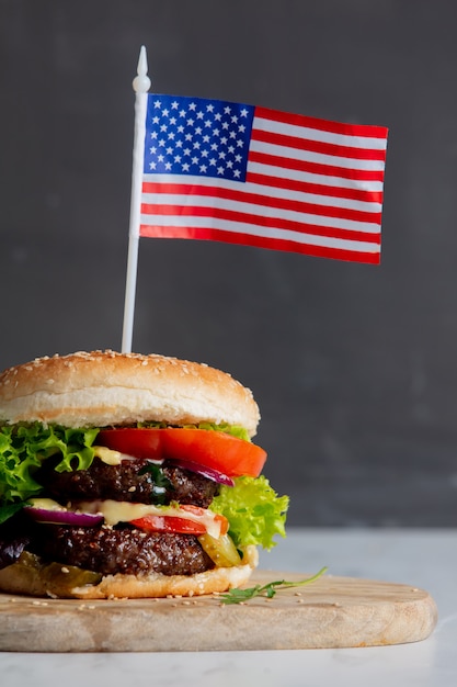 Rundvleeshamburger met de vlag van de VS op dienblad