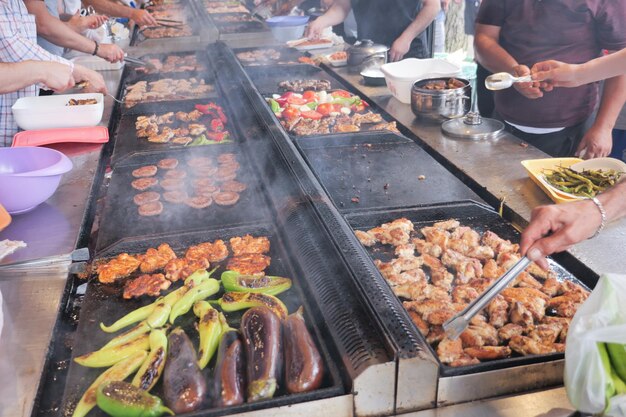 Rundvleeslapjes op de grill met vlammen