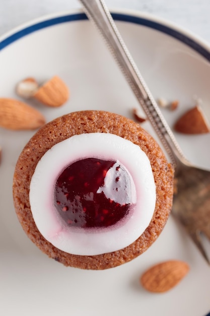 Runebergin Torttuu in een bord op een witte tafel