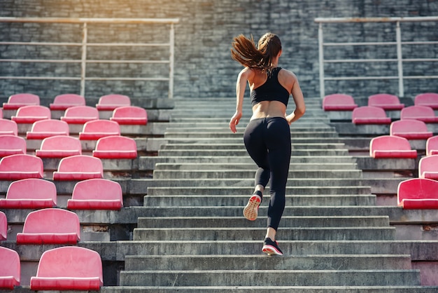 Atleta corridore in esecuzione su scale