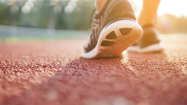 Runner atleet voeten lopen op loopband. training wellness.