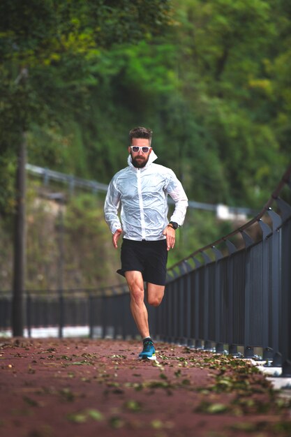 Corridore sulla pista ciclabile in treni autunnali