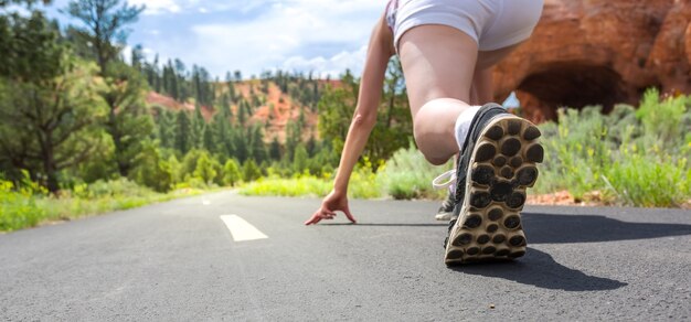 Piedi del corridore in primo piano delle scarpe di sport