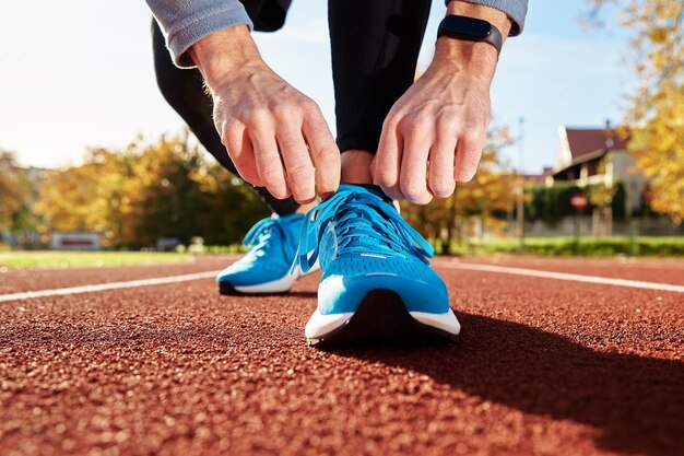 Foto corridore preparati per la corsa legando le scarpe da ginnastica