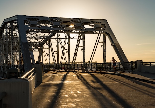 テネシー州ナッシュビルのダウンタウンを離れるジョン・セイジェンターラー歩行者専用橋またはシェルビー通りの交差点を走るランナー