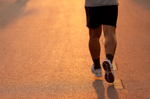 Foto runner loopt in het licht van de avond