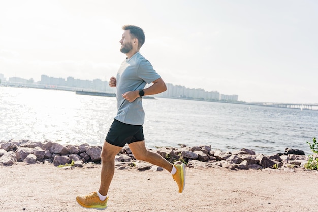 Runner-oefeningen joggen voor cardio-uithoudingsvermogen in sportkleding Een sterke, winterharde atleettraining