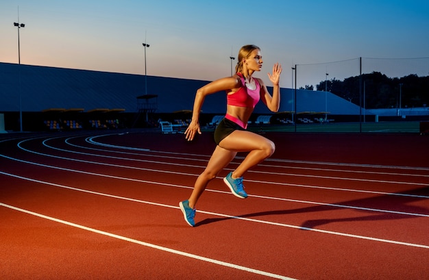 Runner sprint naar succes op looppad met atletische baan doel prestatie concept