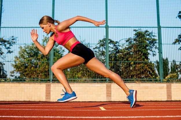 Runner sprint naar succes op looppad met atletische baan doel prestatie concept