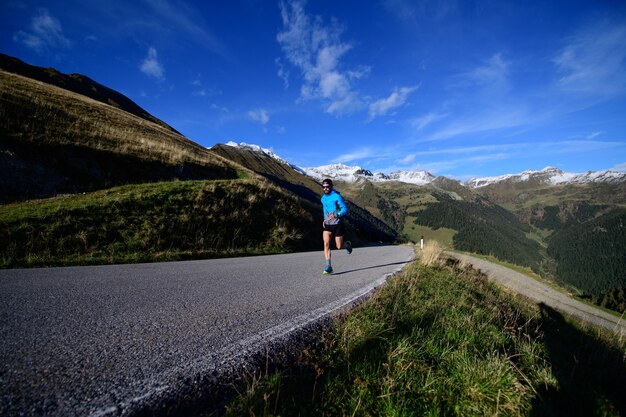 Runner-treinen op de asfaltweg op grote hoogte