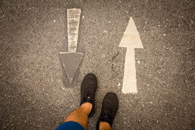 Foto corridore che prova le scarpe da corsa che si preparano per correre. uno stile di vita sano.