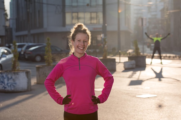 runner vrouw opwarmen en strekken voor ochtend joggen