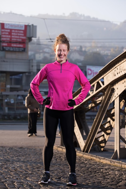 runner vrouw opwarmen en strekken voor ochtend joggen