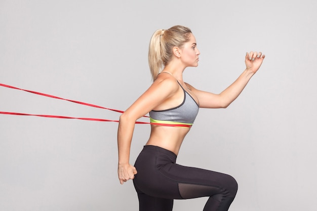 Foto la donna runner ha raggiunto il traguardo. sport, concetto di fitness. foto in studio