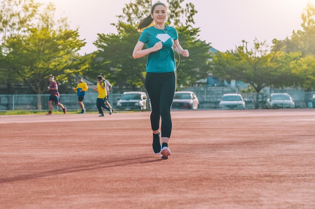 ジョギングや日光で夕方に実行しているランナー女性