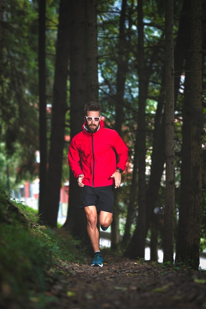 Corridore nel bosco su un sentiero natura