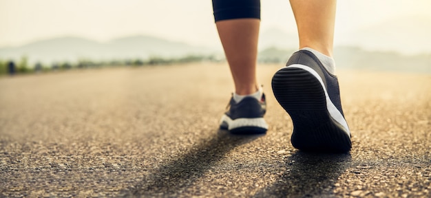 Runners' shoes are prepared to leave the starting point. 