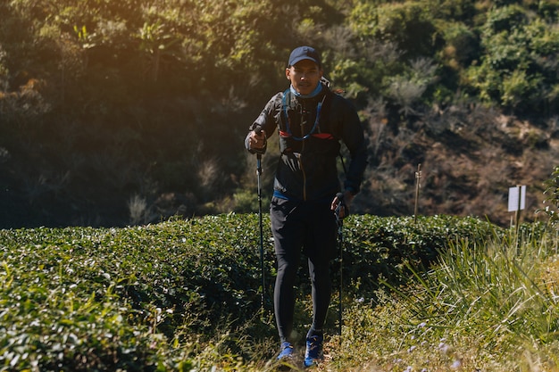 사진 주자. 젊은 사람들은 산길에서 실행 흔적. mountainlifestyle에서 실행되는 모험 흔적.