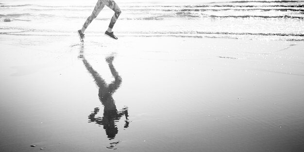 Photo running exercise training healthy lifestyle beach concept