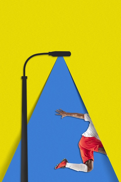 Foto giocatore di football in esecuzione. la luce blu di una lanterna di carta illumina una persona che cammina su sfondo giallo. sogno, mondo di carta. collage di arte contemporanea colorato e concettuale luminoso con copyspace.