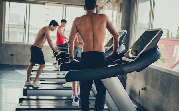 Running in machine loopband bij fitness gym. Geestelijke gezondheid en welzijn. Fit en stevig voor gezond. Geest-lichaam verbeteringen.