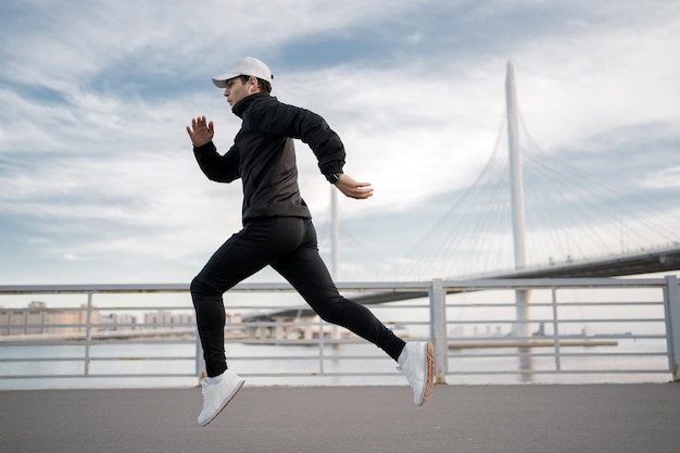 Running man sporttraining fitness op straat in sportkleding