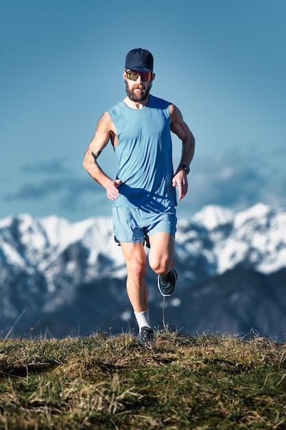 Foto un uomo in corsa che si allena in alta montagna