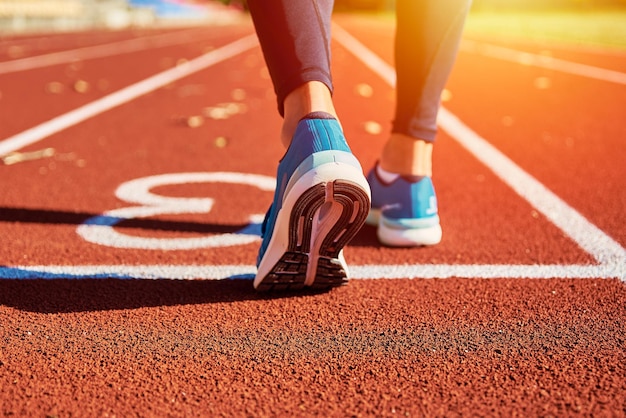 Foto scarpe da ginnastica da corsa sulla pista dello stadio