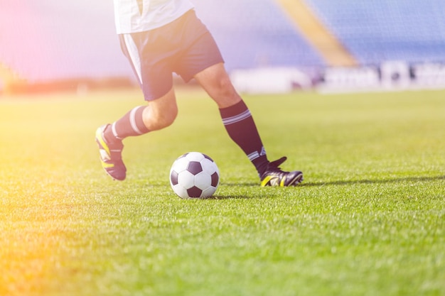 Photo running soccer player on grass