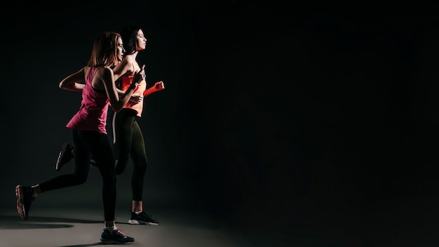 Foto esecuzione di donne sportive al buio