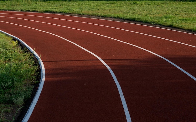 Фото Беговая дорожка на стадионе резиновое покрытие беговая дорожка на свежем воздухе концепция здорового образа жизни спортсмены кардиотренировки