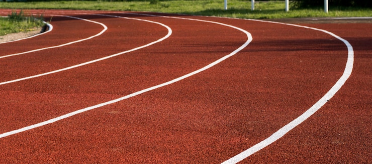 Photo running track in the stadium. rubber coating. treadmill in the fresh air. healthy lifestyle concept. athletes cardio workout