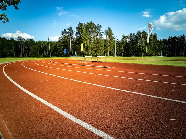 Foto piste da corsa in uno stadio sportivo.