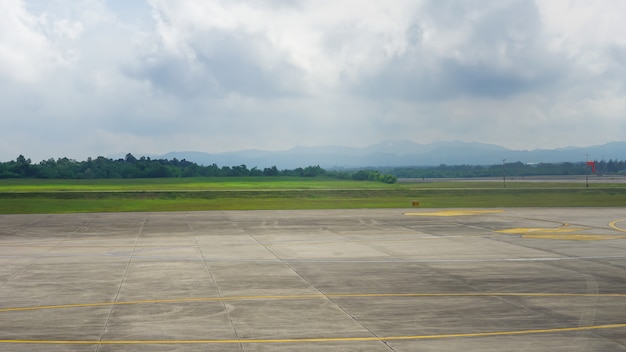 Photo the runway of the airport.