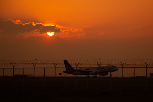 Pista, aereo con sole di sera