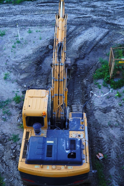 Rupsgraafmachine op de bouwplaats