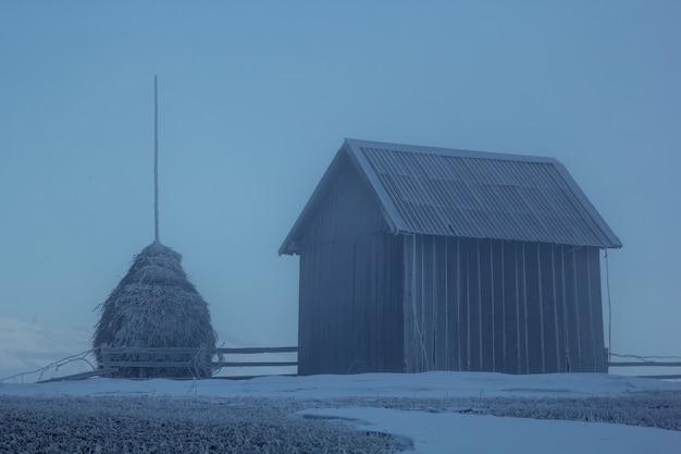 Foto granaio rurale per fieno in inverno.