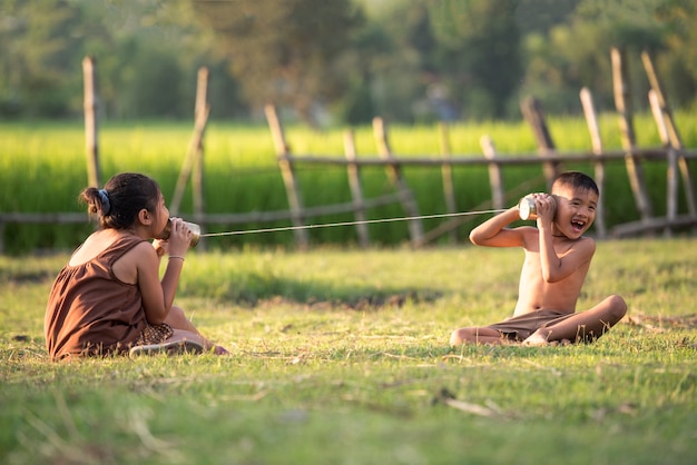 Rural children communicate with the phone.