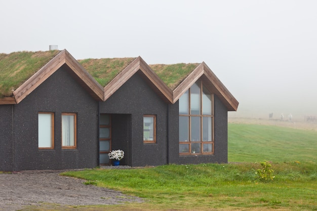 Photo rural icelandic cottage at foggy day