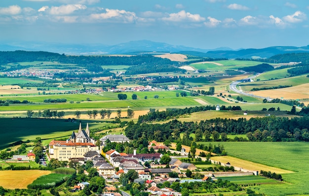 Фото Сельский пейзаж словакии в замке спиш. летняя сцена