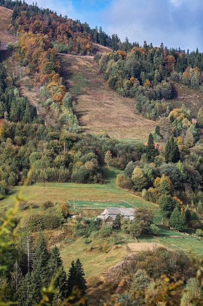 山の中腹に古い家がある田園風景