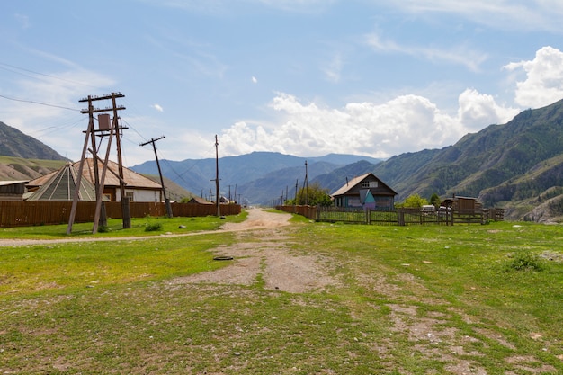 Сельские домики в горах Алтая.