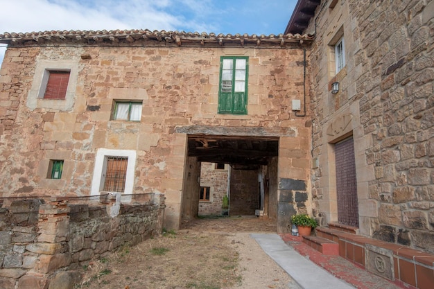 Сельская и средневековая деревня босконес-дель-эбро в паленсии