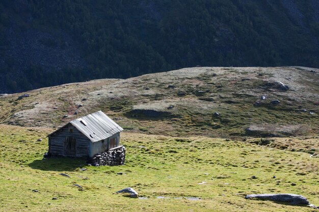 Foto baita rurale di montagna su una collina in alta montagna