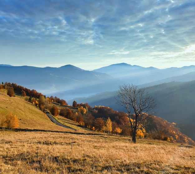 Сельская дорога в осенней горе